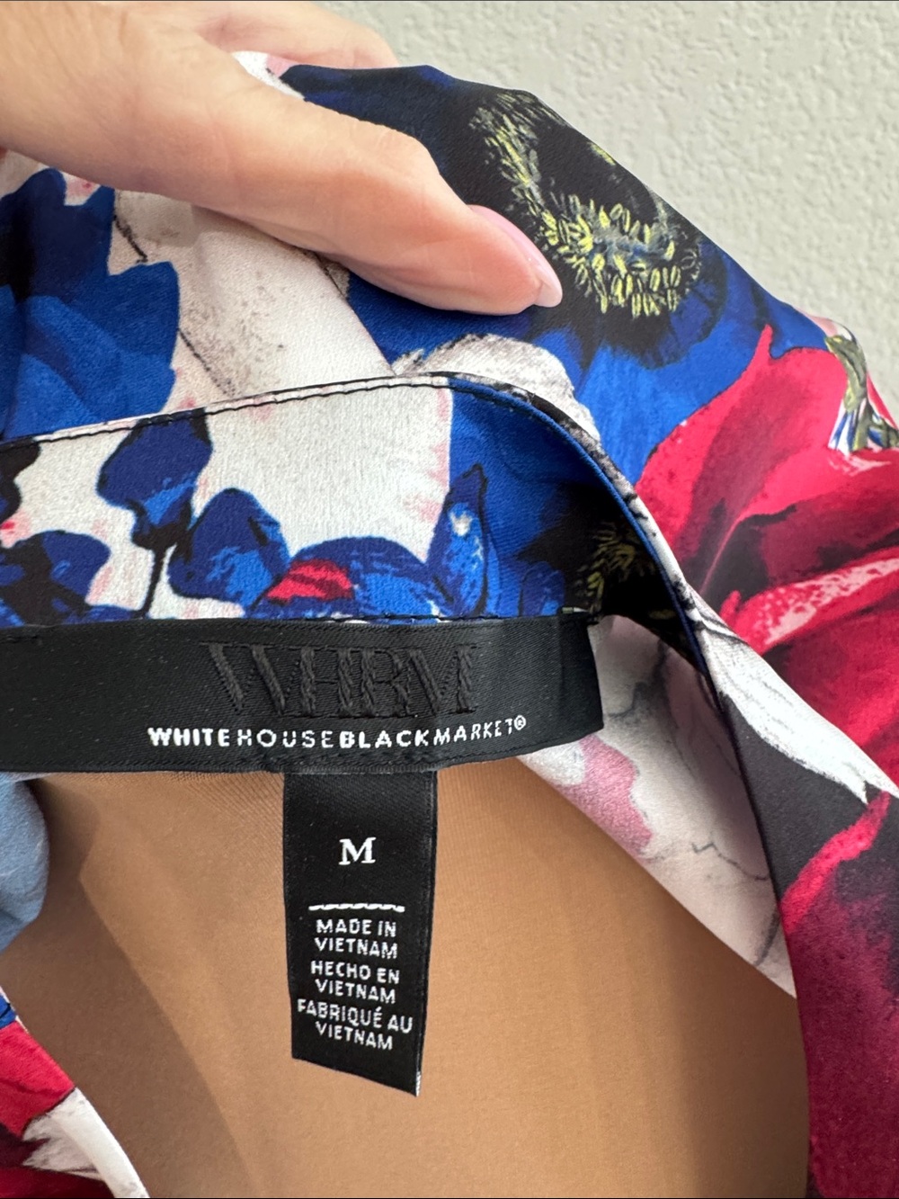 White House Black Market Floral V-Neck Blouse in Blue, Red & White - Picture 2 of 4